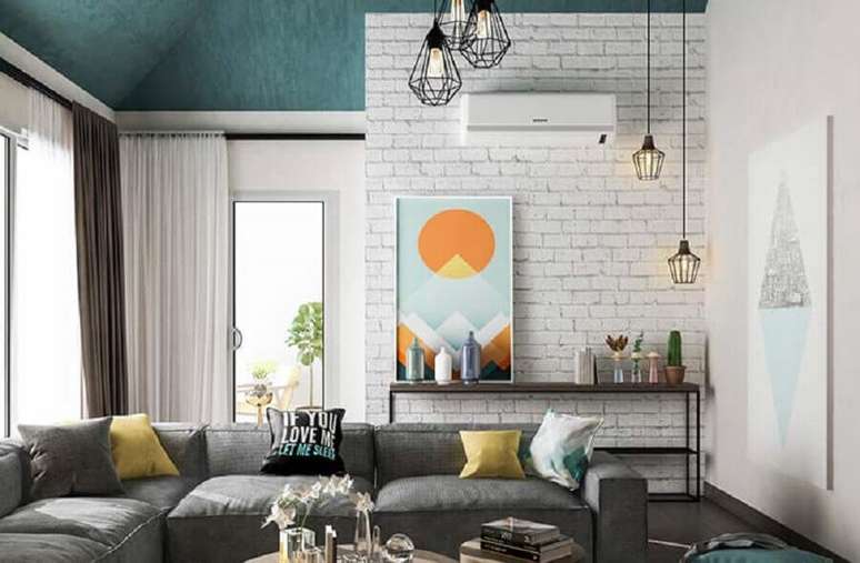 3. Papel de parede tijolinho branco para sala decorada com sofá cinza de canto – Foto: Apartment Therapy