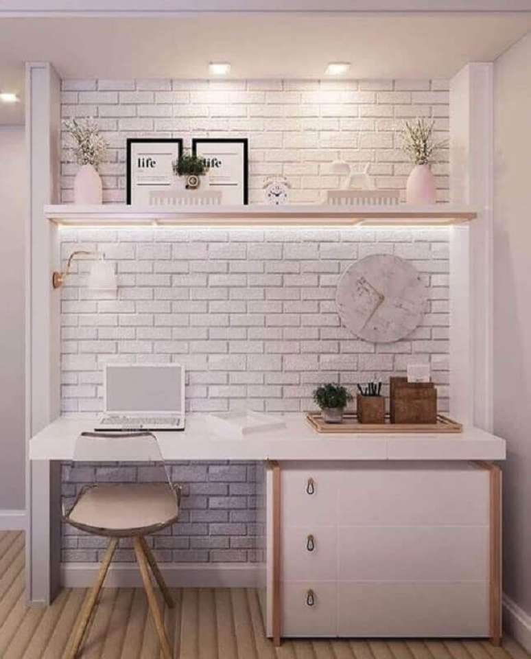 44. Parede de tijolinho a vista branco para decoração de home office – Foto: Pinterest