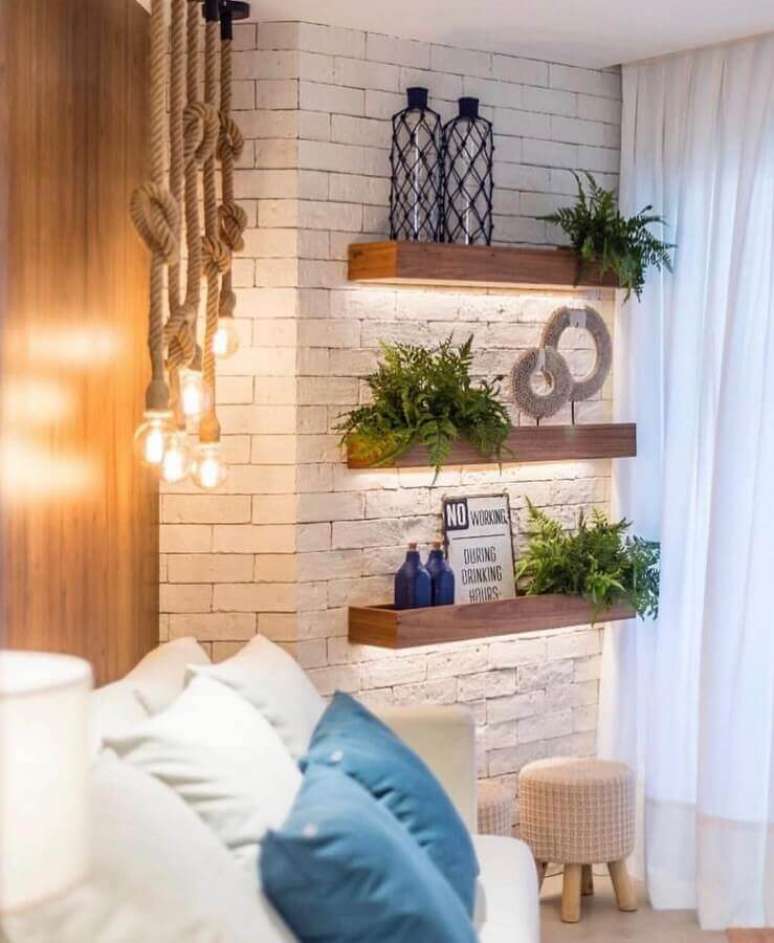 38. Prateleiras de madeira com luz embutida para decora&ccedil;&atilde;o de parede de tijolinho branco &ndash; Foto: We Heart It