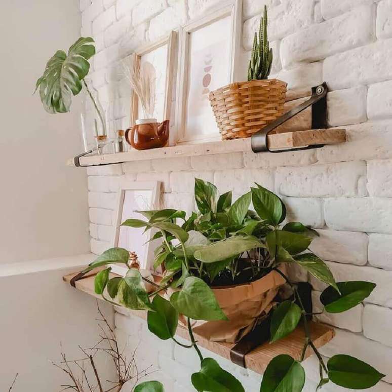 39. Decoração rústica com prateleiras para vasos de plantas em parede de tijolinho branco – Foto: AP da Cacau