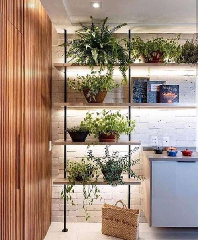 42. Revestimento tijolinho branco r&uacute;stico para decora&ccedil;&atilde;o com estante industrial &ndash; Foto: Pinterest