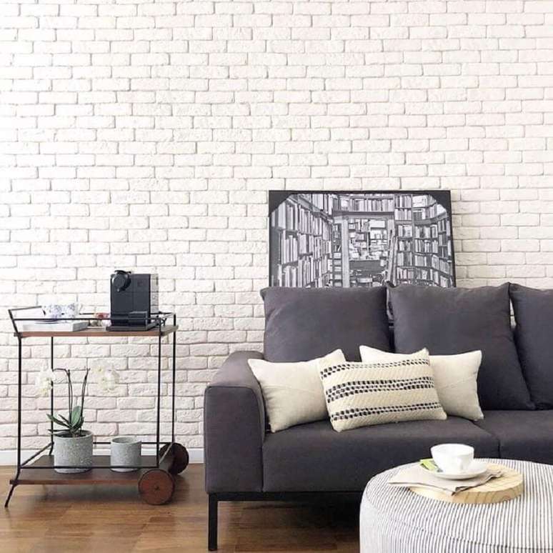 33. Decora&ccedil;&atilde;o clean para sala de estar com parede de tijolinho branco e sof&aacute; cinza &ndash; Foto: Apto41