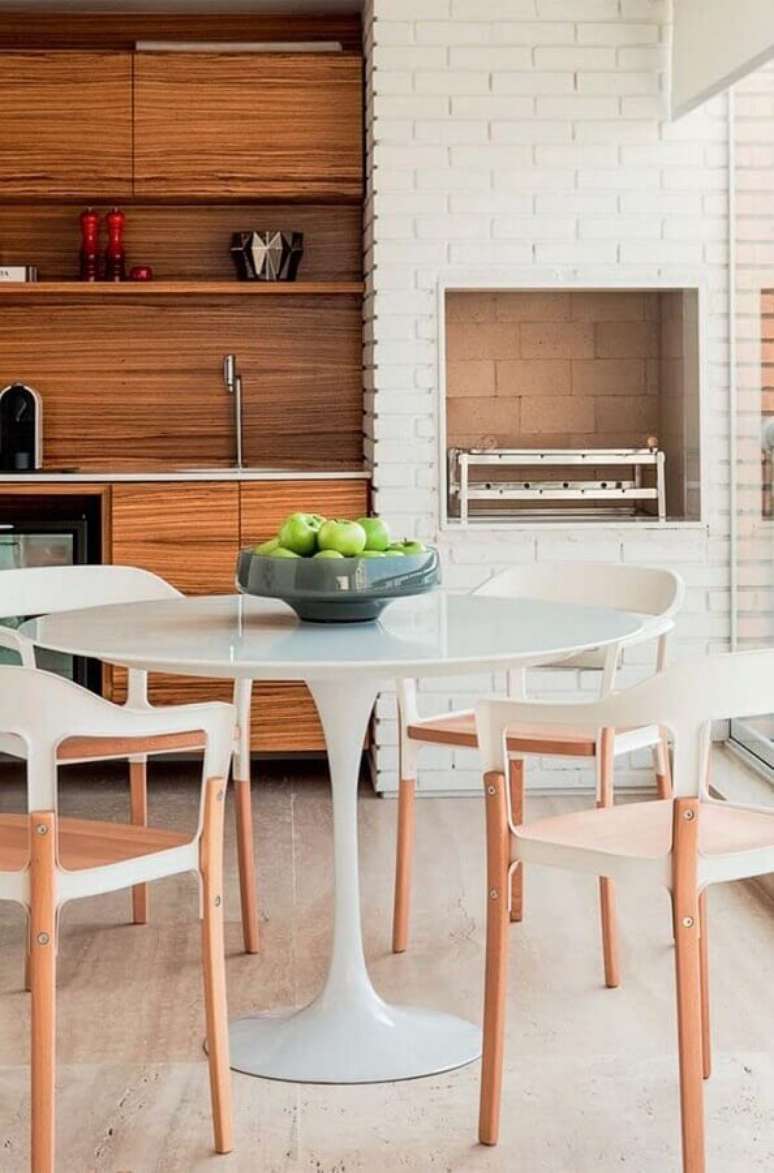 28. Parede de tijolinho a vista branco para decora&ccedil;&atilde;o de varanda gourmet com churrasqueira &ndash; Foto: Archilovers