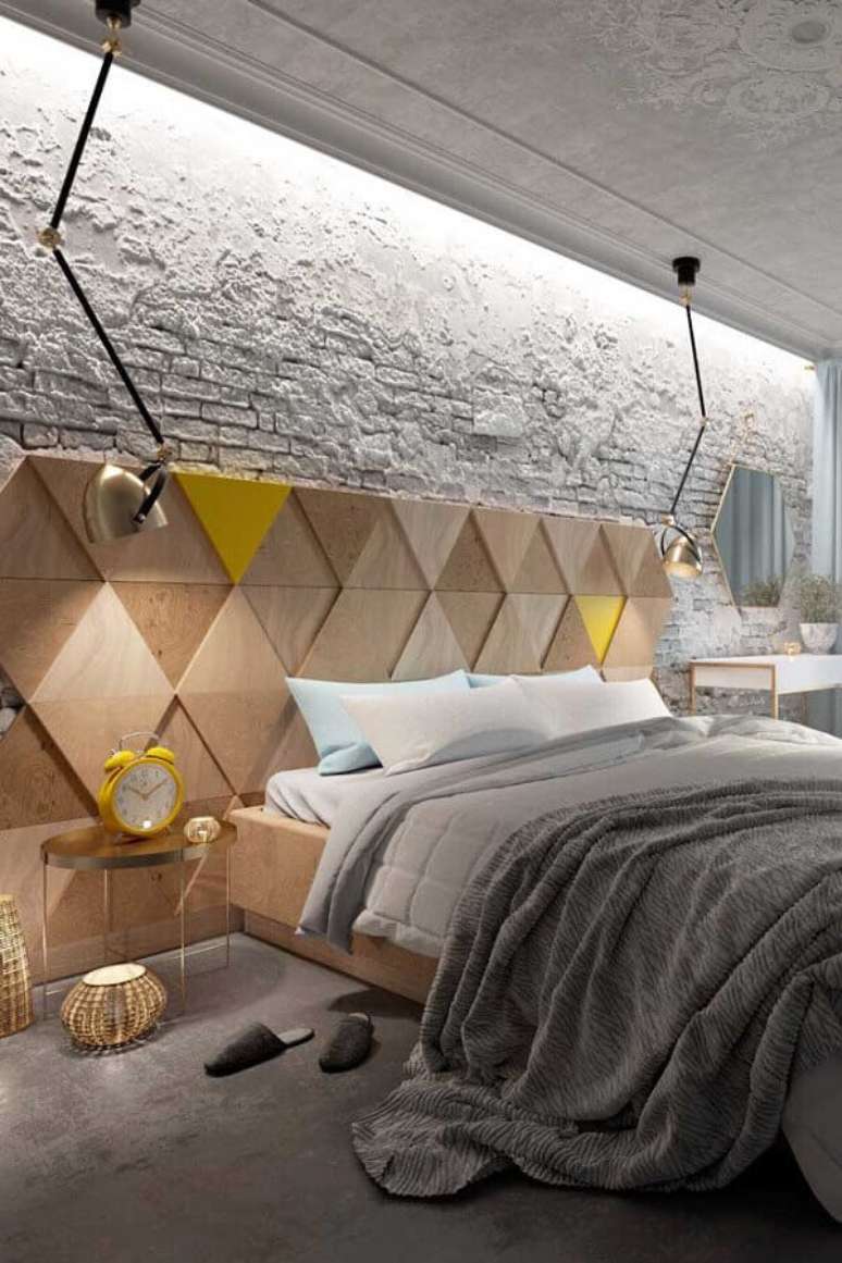 31. Quarto moderno decorado com cabeceira de madeira e revestimento tijolinho branco r&uacute;stico &ndash; Foto: Eduardo Cavalcanti Castro