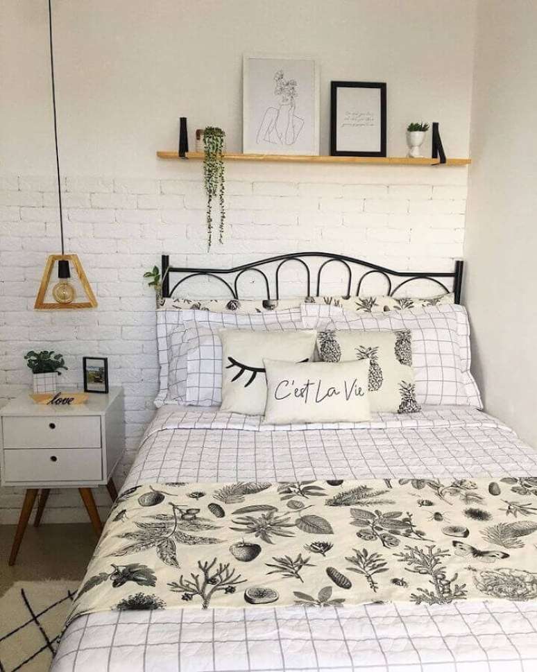 21. Quarto simples decorado com cabeceira de ferro e parede de tijolinho a vista branco &ndash; Foto: &Eacute;rica Novaes