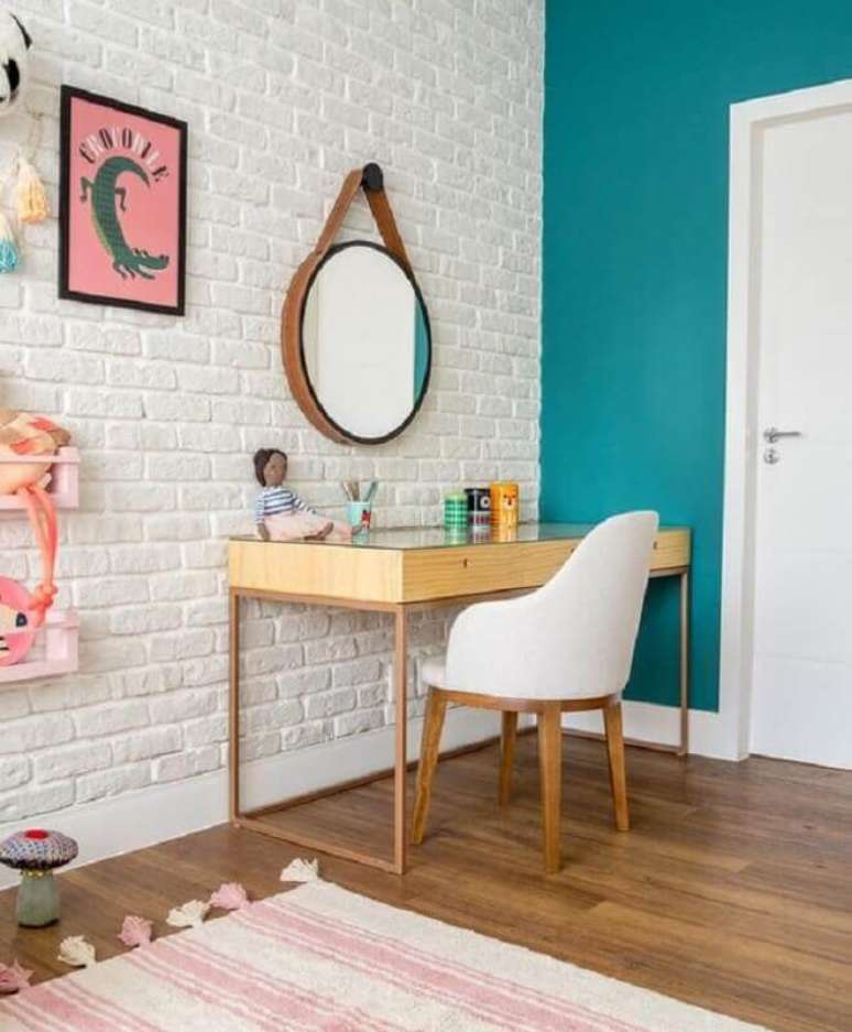 25. Quarto feminino decorado com parede de tijolinho branco e penteadeira de madeira com espelho Adnet – Foto: Casa de Valentina