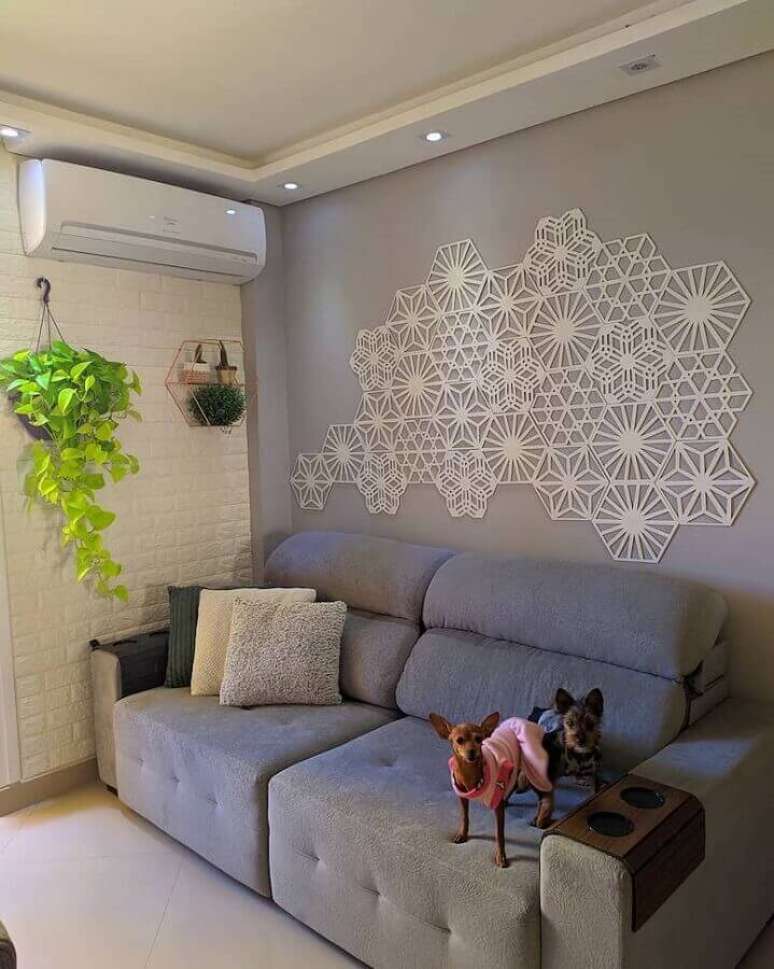 23. Sala simples decorada com escultura de parede e revestimento tijolinho branco – Foto: Pinterest