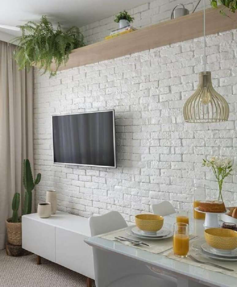 10. Decoração clean para sala pequena com parede de tijolinho branco – Foto: Jeito de Casa