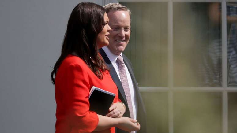 Sarah Sanders e Sean Spicer escreveram livros elogiosos ao presidente Trump