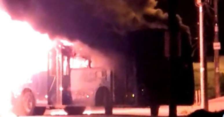 Ônibus incendiado na região metropolitana de Belo Horizonte