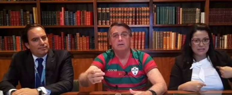 O presidente Jair Bolsonaro durante transmissão ao vivo pelas redes sociais