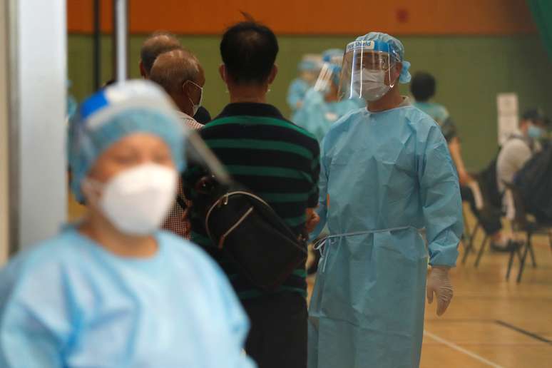 Agentes de saúde em Hong Kong
01/09/2020
REUTERS/Tyrone Siu