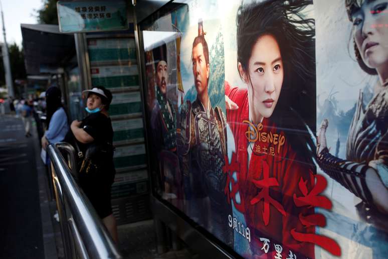 Cartaz do filme "Mulan" em ponto de ônibus de Pequim
09/09/2020
REUTERS/Carlos Garcia Rawlins