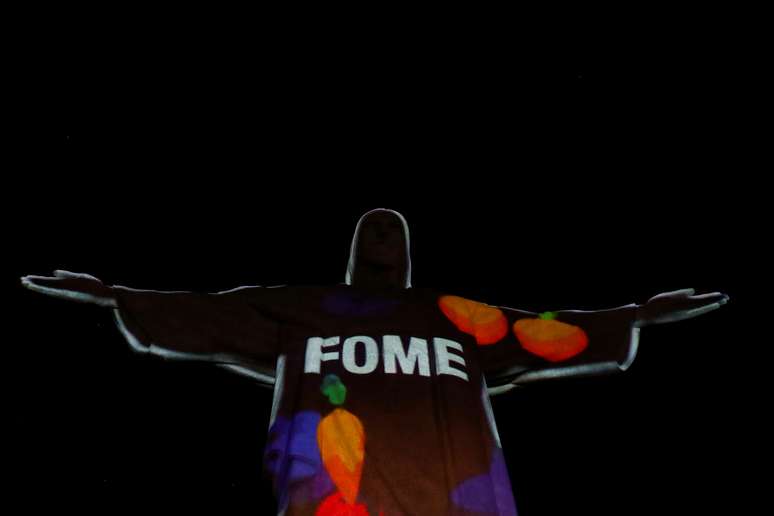 Palavra "fome" no Cristo Redentor chama aten&ccedil;&atilde;o para crise alimentar provocada pela pandemia de Covid-19 
10/05/2020 REUTERS/Pilar Olivares