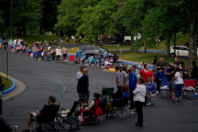 Pessoas fazem fila do lado de fora do Kentucky Career Center antes de sua inauguração para encontrarem assistência diante de suas reinvindicações do auxílio-desemprego. 18/06/2020. REUTERS/Bryan Woolston. 

