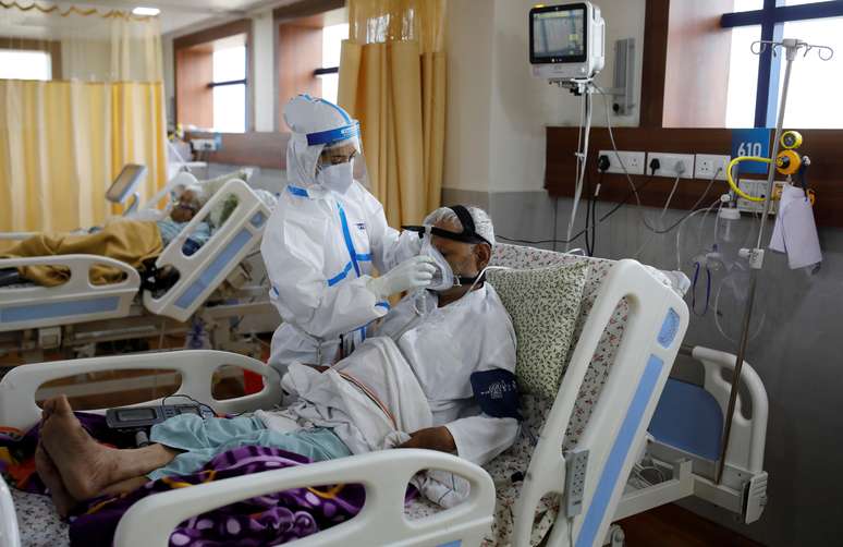 Pacientes infectados com o novo coronavírus internados na UTI de hospital nos subúrbios em Nova Délhi
15/09/2020
REUTERS/Adnan Abidi