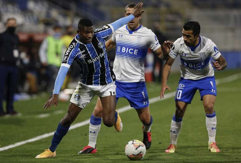 Irreconhecível em campo, Grêmio é derrotado pela Católica (Foto: AFP)