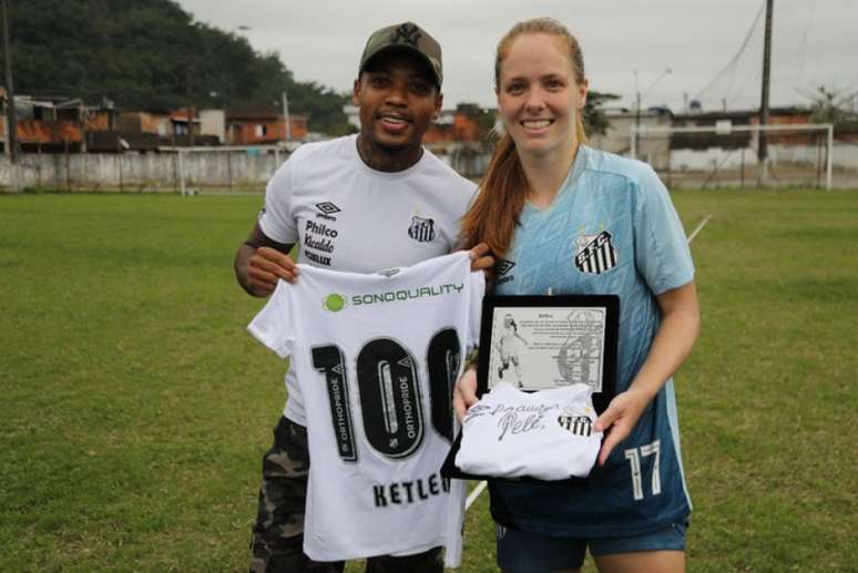 Marinho visitou o treino das Sereias nesta quinta-feira (17) (Foto: Reprodução/Twitter Santos FC)