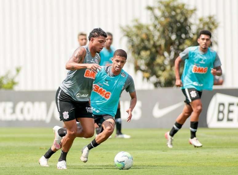 Elenco principal teve uma atividade integrada com a equipe sub-20 do Timão (Foto: Rodrigo Coca/Ag. Corinthians)