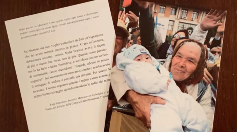 Foto de avó romena com neto está sendo distribuída pelo papa Francisco