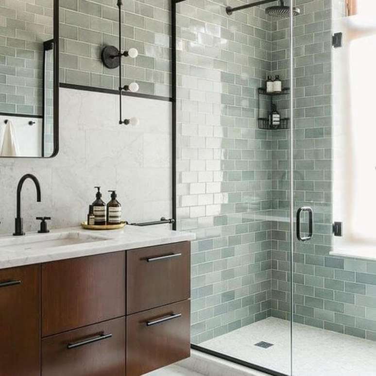 4. Banheiro moderno com chuveiro com pressurizador – Via: Pinterest