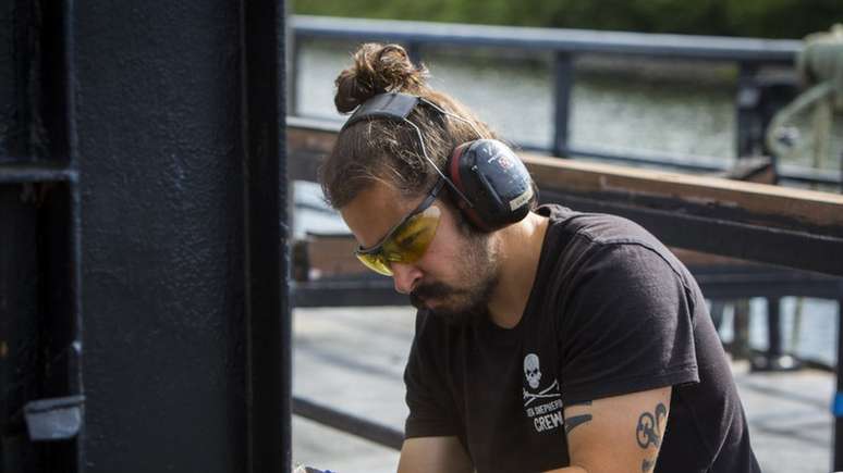 Guiga fazendo manuten&ccedil;&atilde;o em navio da Sea Shepherd, em 2015