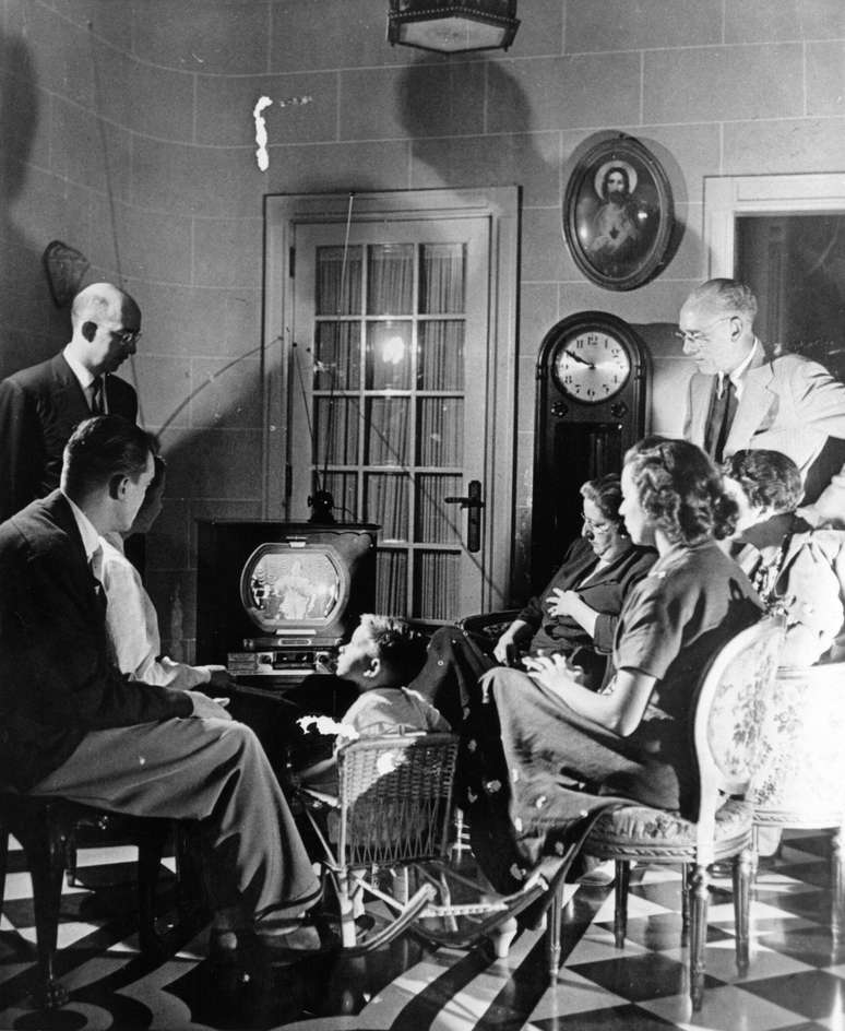 Elmo Francfort revela que a hist&oacute;ria que alguns pioneiros da TV contam de que n&atilde;o havia aparelhos de televis&atilde;o em S&atilde;o Paulo para transmitir a inaugura&ccedil;&atilde;o da Tupi n&atilde;o passa de lenda urbana: 'As fam&iacute;lias mais ricas tinham trazido seus aparelhos do exterior'