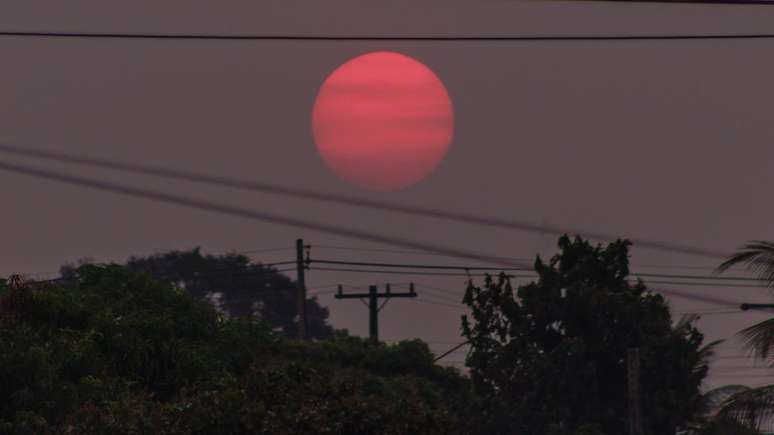 Sol encoberto pela fumaça por volta das 17h da última terça