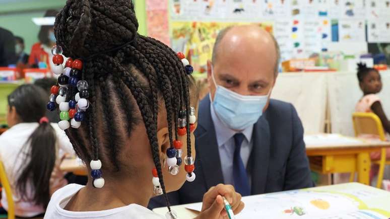 O ministro de educação da França, Jean-Michel Blanquer, visitou escolas na época da reabertura