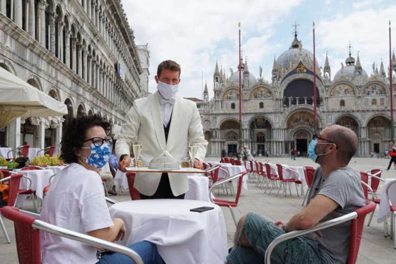 Turistas em café na Praça San Marco, no centro histórico de Veneza