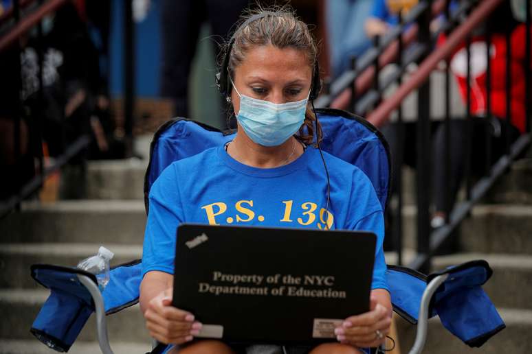 Professora trabalha do lado de fora da escola por razões de segurança no Brooklyn, em Nova York
14/09/2020
REUTERS/Brendan McDermid