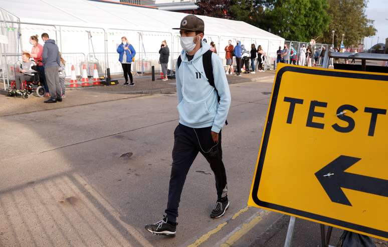 Fila de pessoas para realização de testes de Covid-19 em Southend-on-sea, no Reino Unido
17/09/2020
REUTERS/John Sibley