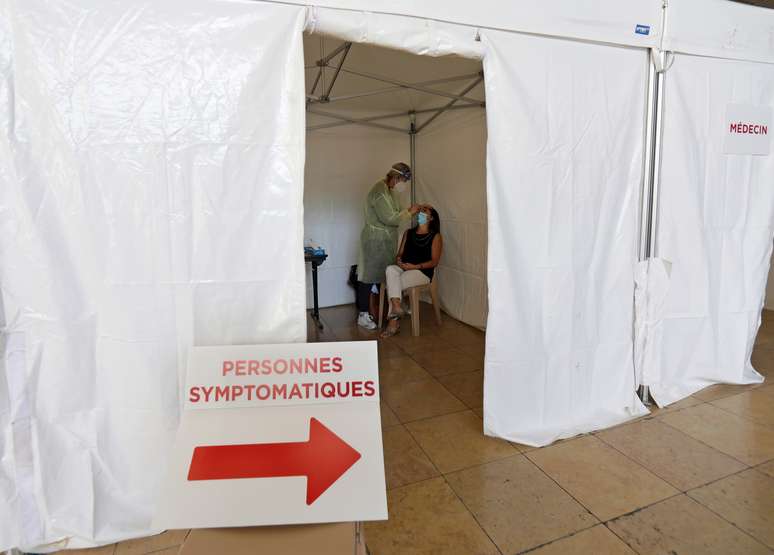 Profissional de saúde realiza teste de Covid-19 em paciente na cidade francesa de Nice
07/09/2020
REUTERS/Eric Gaillard