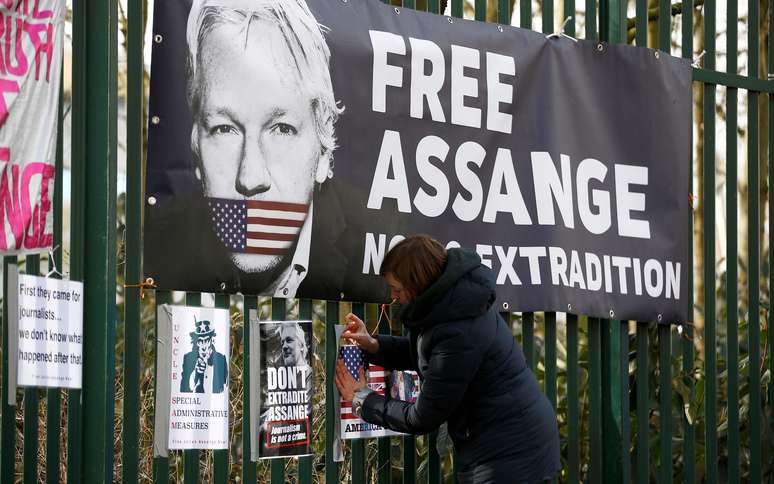 Apoiador de Assange prende cartaz em grade de tribunal em Londres
25/02/2020
REUTERS/Henry Nicholls