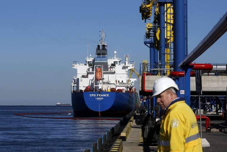 Navio-tanque em terminal de petr&oacute;leo de Ust-Luga, na R&uacute;ssia 
09/04/2014
REUTERS/Alexander Demianchuk