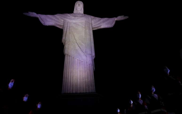 Membros da Cruz Vermelha diante da estátua do Cristo Redentor em homenagem aos brasileiros durante a pandemia do coronavírus. 31/8/2020. REUTERS/Ricardo Moraes    