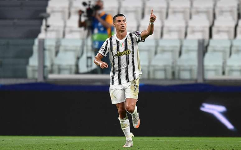 Cristiano Ronaldo é o líder da Juventus, eneacampeã seguida do campeonato (Foto: Miguel MEDINA / AFP)