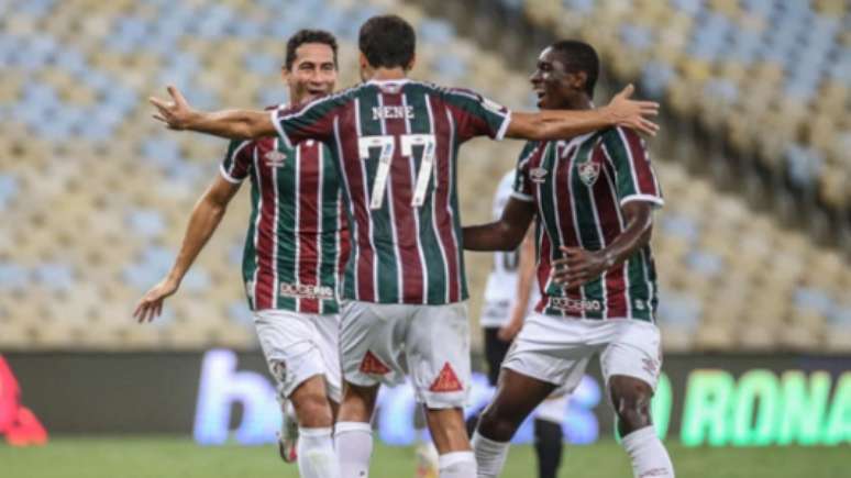 Luiz Henrique comemora com Nenê e Ganso (Foto: LUCAS MERÇON / FLUMINENSE F.C.)