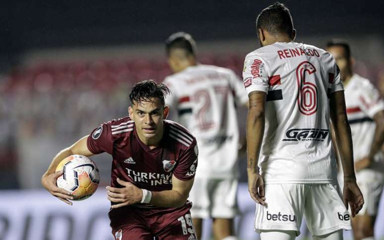 Rafael Santos Borré comemora o primeiro gol do River no Morumbi (Foto: AFP)