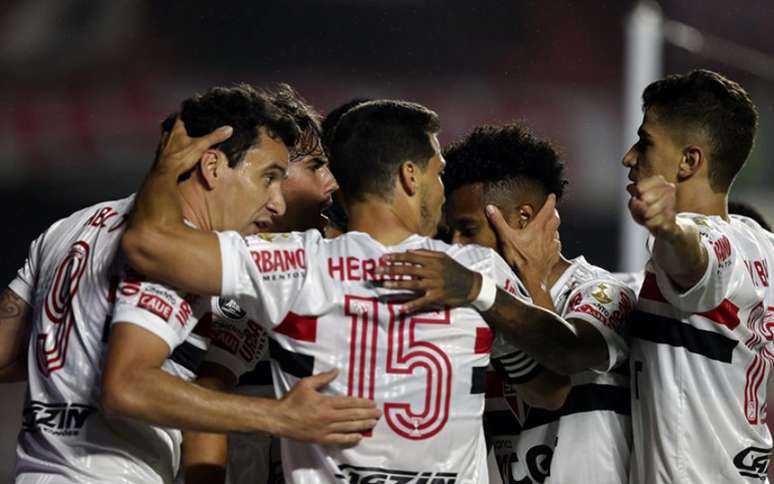 Jogadores do São Paulo comemoram gol durante empate com o River Plate (Foto: AFP)