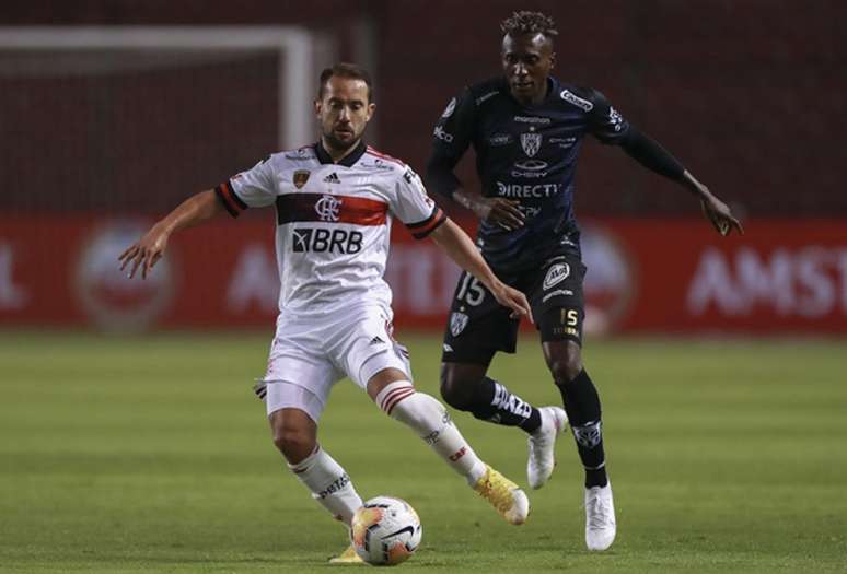 Everton Ribeiro em ação na derrota para o Independiente Del Valle, por 5 a 0, em Quito (Foto: AFP)