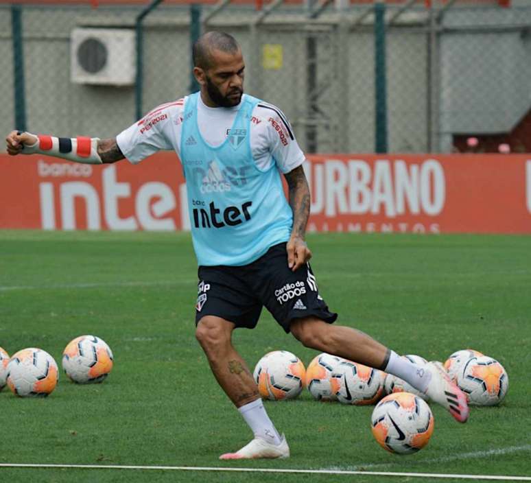 Daniel Alves, que se recupera de lesão, apareceu ao lado de Rojas no gramado (Foto: Reprodução/@SaoPauloFC)