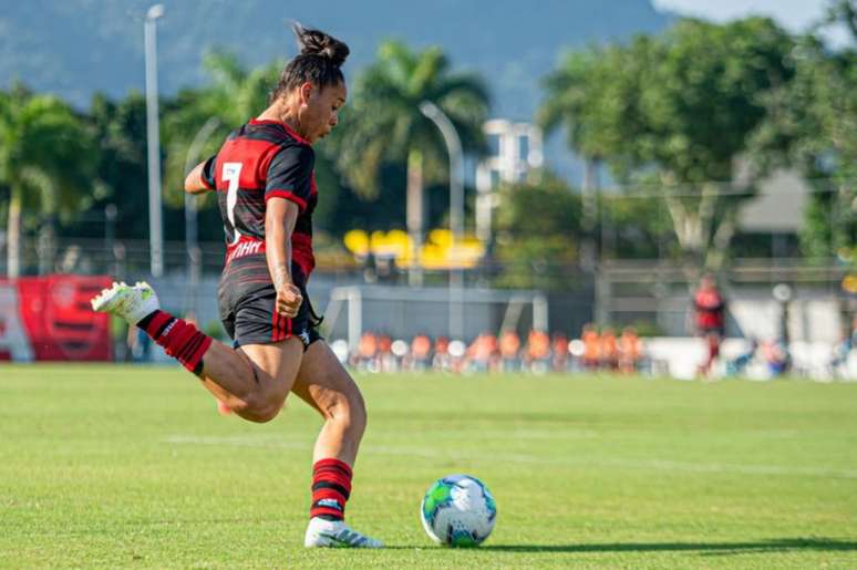 Rafa Barros balançou as redes no empate contra o Cruzeiro e já projeta o duelo com o Vitória pela décima rodada do Brasileirão de futebol feminino (FOTO: Paula Reis/Flamengo)