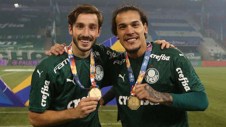 Os gringos Matías Viña e Gustavo Gómez exibem as medalhas do Paulistão 2020 (Foto: Cesar Greco/Palmeiras)