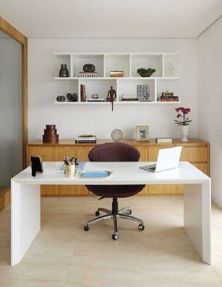 1. As mesas de escritório devem ser confortáveis e funcionais. Fonte: Pinterest