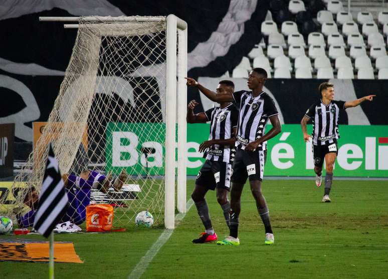 Com gol de Matheus Babi, Botafogo supera o Vasco pela Copa do Brasil