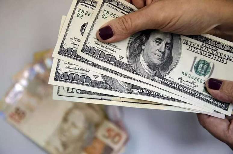 Dólar sobe com pressão externa e encerra cotado a R$ 5,4005