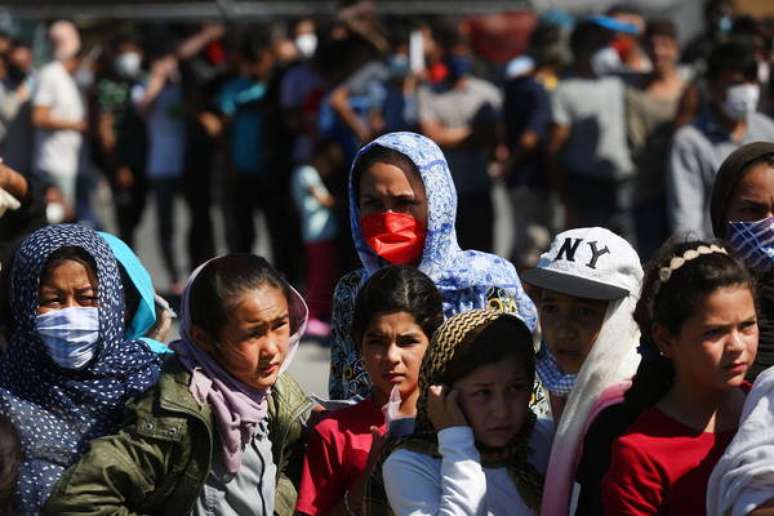 Refugiados esperam por comida em acampamento incendiado em Lesbos, na Grécia