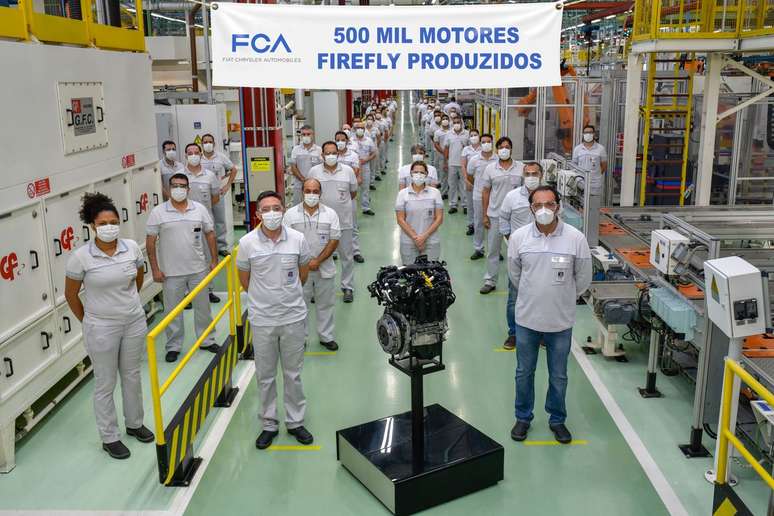 Antonio Filosa e funcionários da fábrica de motores Firefly: 500 mil unidades produzidas.