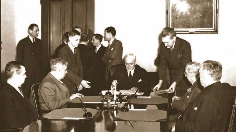 Representantes do México e dos Estados Unidos assinaram o tratado em Washington em 1944